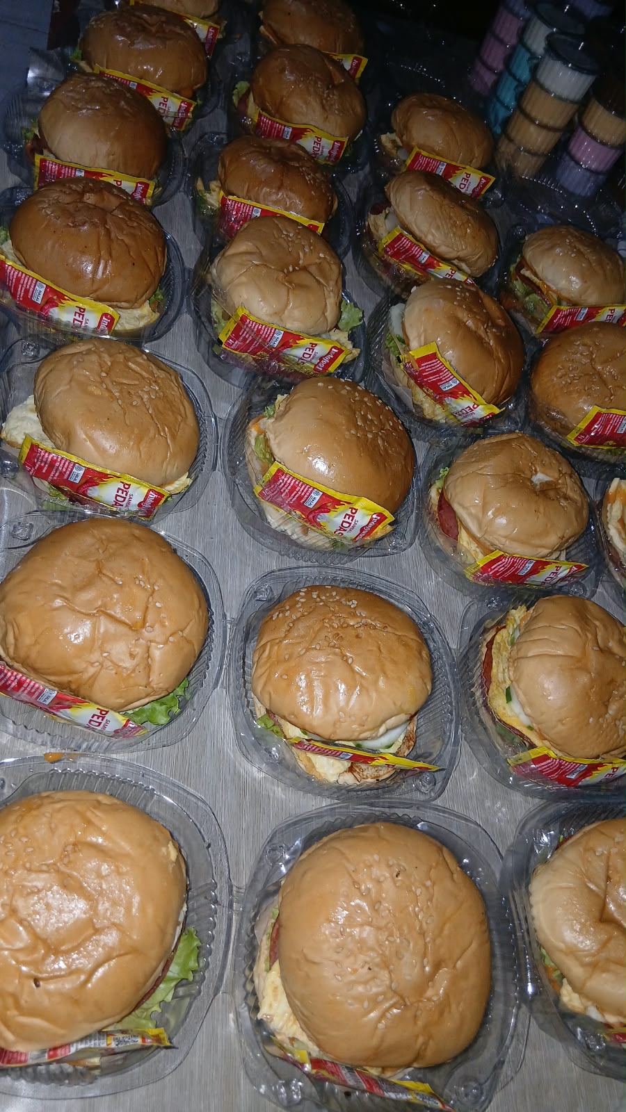 Burger dalam kemasan mika