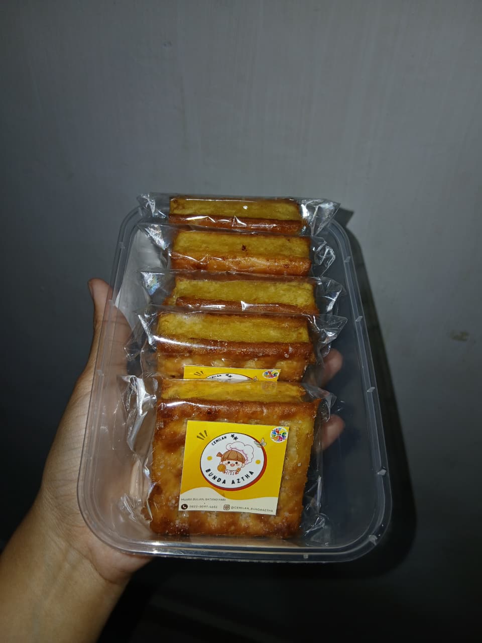 Kue dalam kemasan berstiker Bunda Aztha