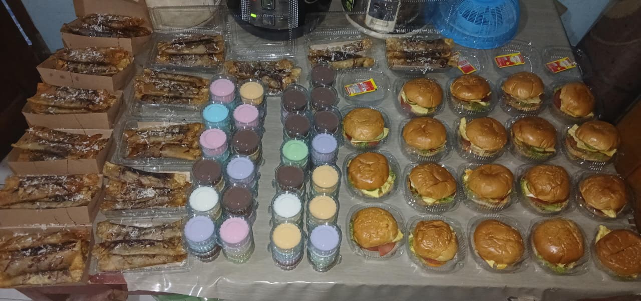Meja penuh pesanan piscok, silky puding, dan burger