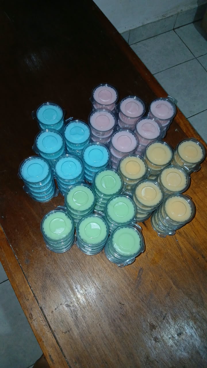 Puding cup tersusun